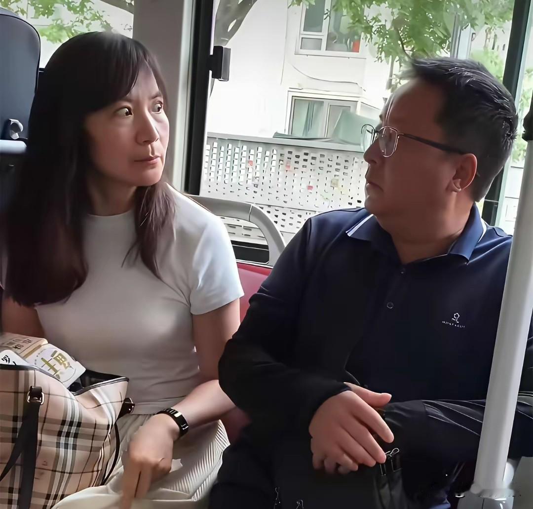 四目相对，男子已经输了！小编：坐公交车，相互挨着坐是最正常的事情！