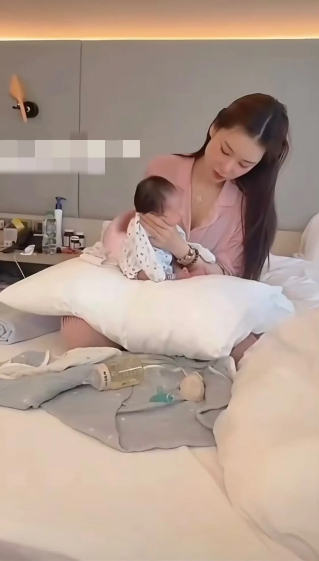 马晓梅带娃日常。马晓梅虽然是新手妈咪，但是带孩子信手拈来，坐月子期间依...