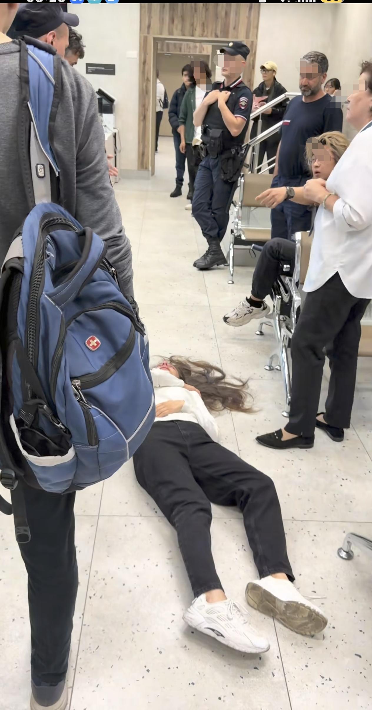 近日，俄罗斯圣彼得堡。网友发布视频，一中国男子将一叙利亚女子打倒在地。网友表示，