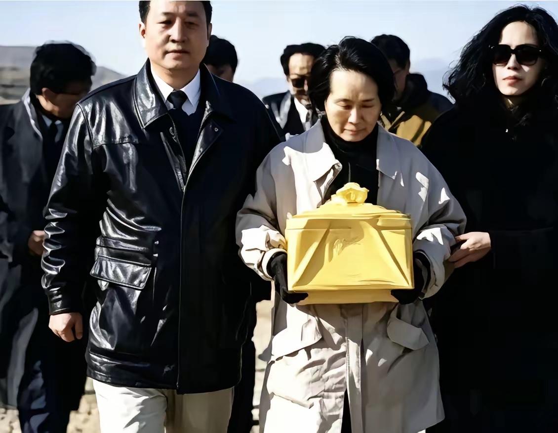 1995年1月26日，溥仪的妻子李淑贤为他迁葬的珍贵瞬间。溥仪1967年病逝后，