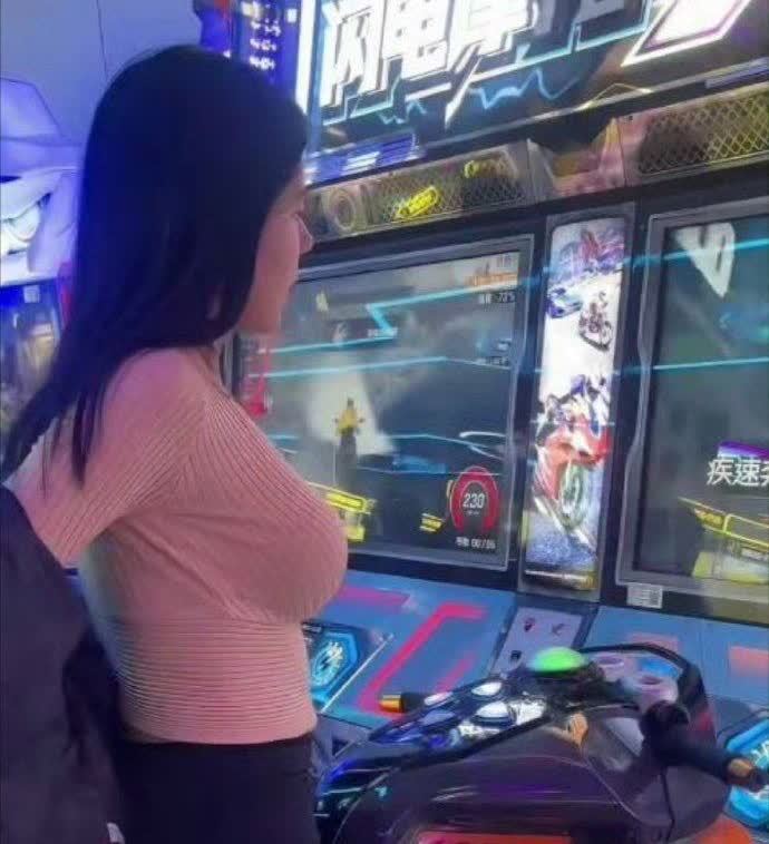 这么专业的姿势，八成是个专业女骑，这家店的记录估计要被破了