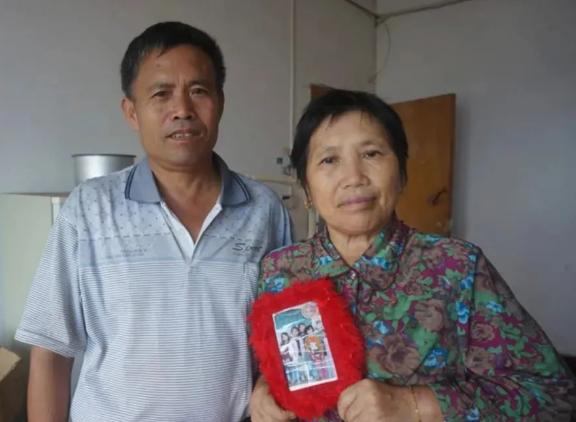 1999年的湖南嘉禾县，农民李享知的日子过得比地里的石头还硬。丧偶后，他娶了邻村