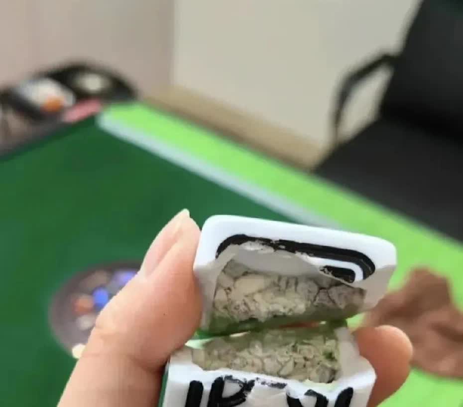 河北，一名女子打了十几年的麻将，一天，她突发好奇，想看看麻将内部是什么样。于是，