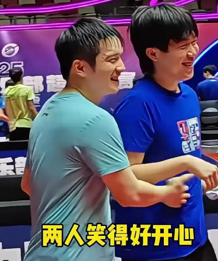 大头：东哥！小胖：头哥！大头：咱俩且得好好握握手。小胖：再不握又得蛐蛐咱俩