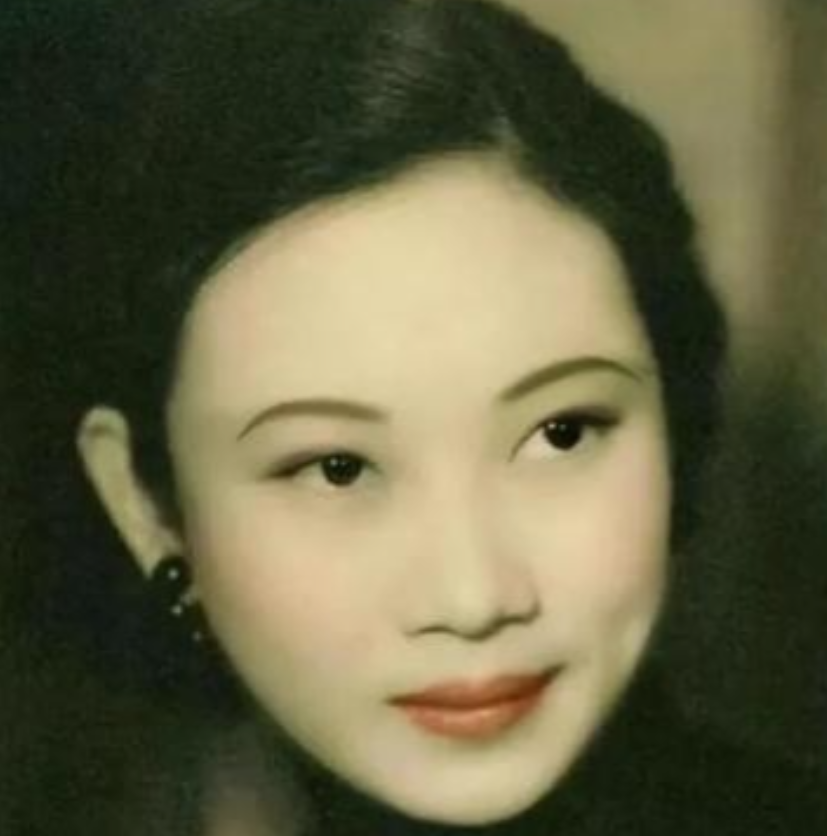 1938年，41岁戴笠借口加班，把秘书余淑衡，带到了卧房。戴笠递给她一杯咖啡：“