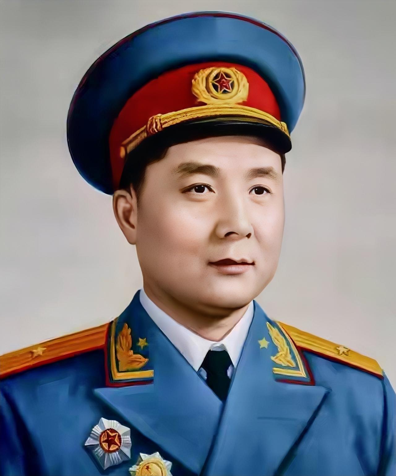 1917年出生，四川宣汉人。15岁参加红军，跟随红四方面军走完长征，历经土地革命