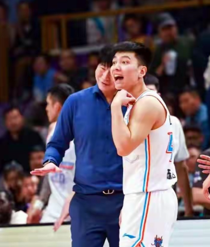 四连败！山东高速男篮继续挑战球迷们的底线，在一场几乎不能输的比赛里，山东高速男篮