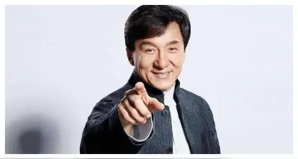 成龙，华语影坛的璀璨明星，以无畏的拼搏和独特的幽默，在全球赢得声誉。银幕上