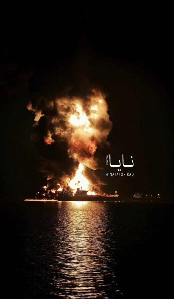 悬挂利比里亚国旗的HELLSTUGUTINDEN号油轮在伊拉克南部乌姆卡斯尔港附