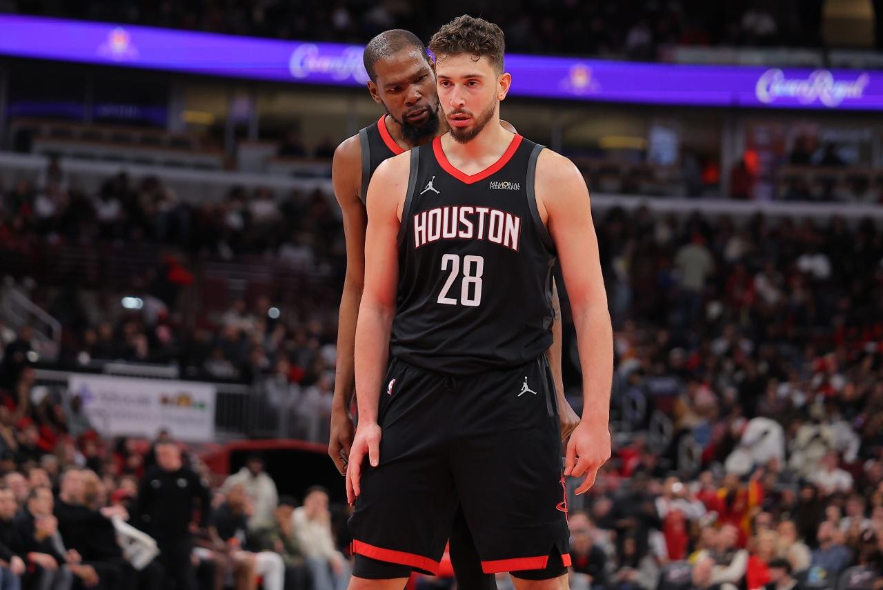 第一种方案，申京换特纳+罗林斯，续约伊森，围绕阿门打一星四射，先发:范乔丹、阿门