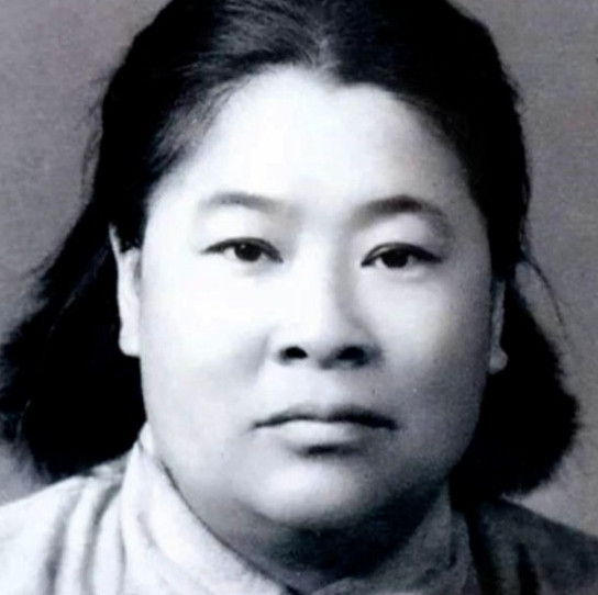 1933年，许世友听说部队有一位出身武当的女侠，便想要切磋一番，于是他迈着自信的