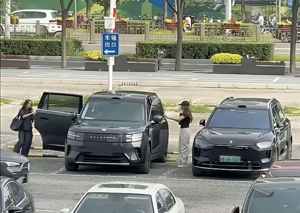 小米澎程N90与问界M9同框，直接给问界显得小鸟依人了！问界又添新对手了！