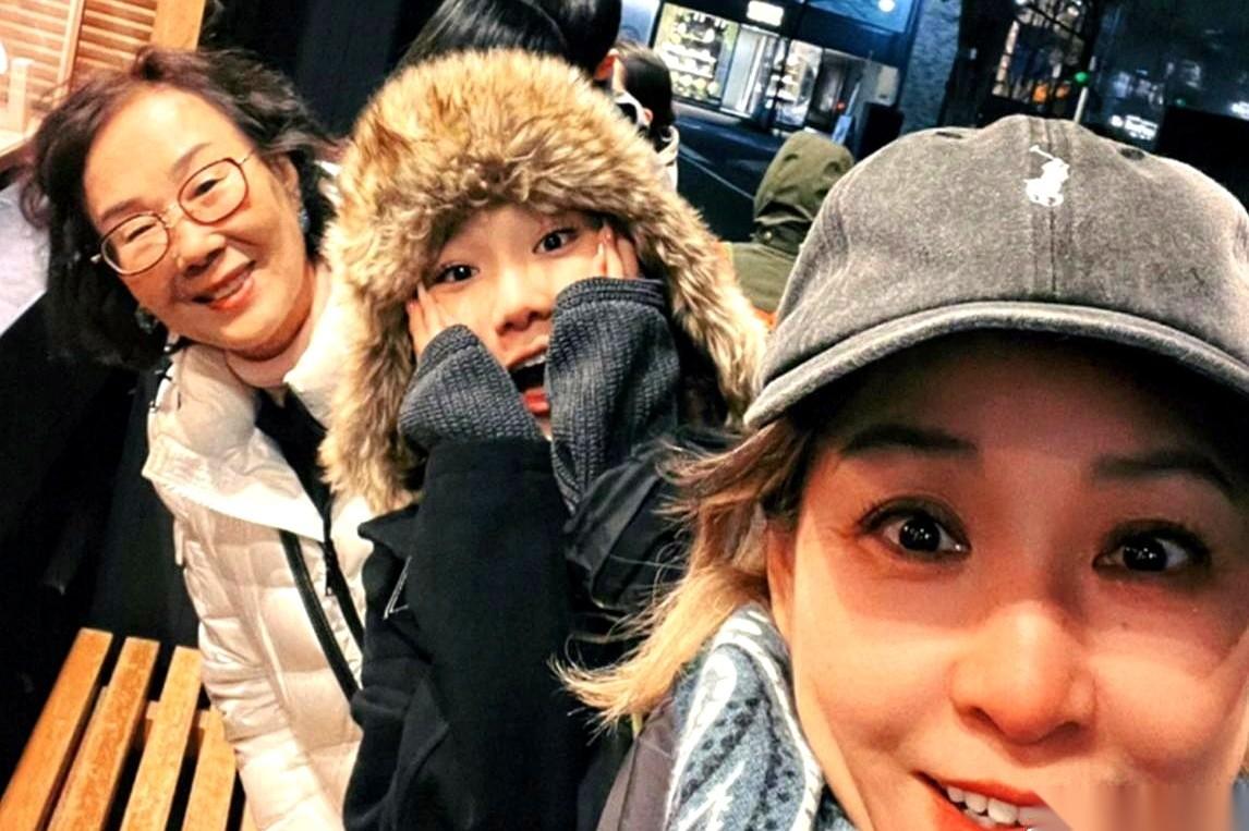 刷到李静在葡萄牙的照片，真给我看愣了。第一眼是，我天，这姐们儿是吃了防腐剂吗？