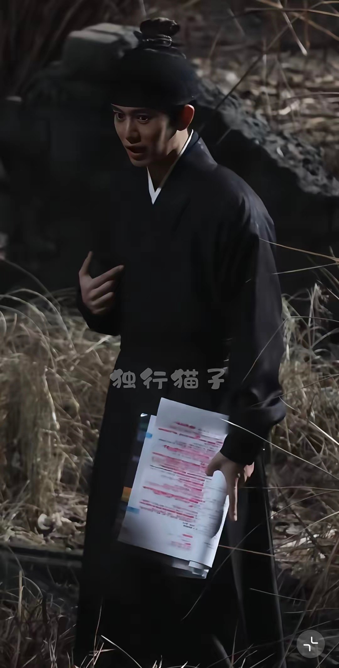 所以说，当演员还得记忆力好是吗？看到任嘉伦新剧路透手持的剧本，有被震惊到，这密密麻麻的荧光笔记号，如