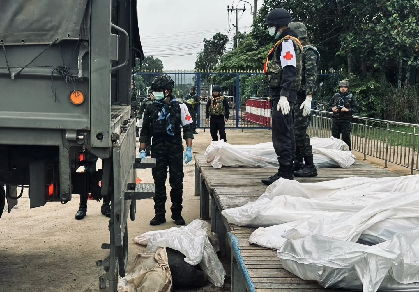 马来西亚和谈过后，泰国方面行动迅速已经开始交还柬军阵亡将士遗骸了，盖着白布马革裹