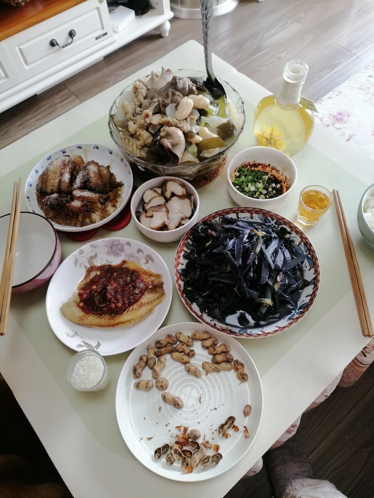 老两口的年夜饭！餐桌上是俺俩的物质年夜饭，电视机里是俺俩的精神年夜饭