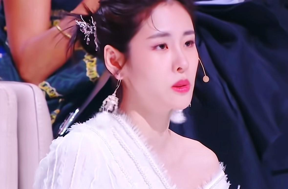歌手张碧晨说：“我这个人比较喜欢熬夜，所以我每天晚上都睡得很晚，我晚上睡不着的时