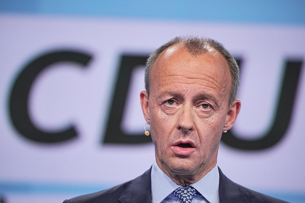 家人们，刷到德国总理默茨2月13日的采访，这话真的越品越有味道。他当着镜头明明白