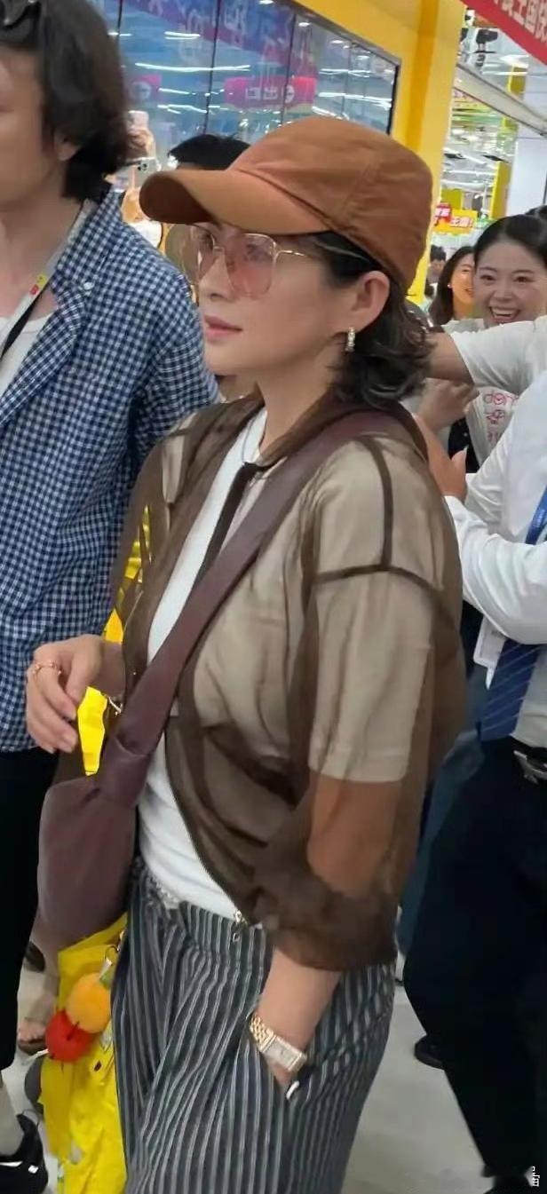 章子怡这是来给零食带货的吗？这画面也太有反差感了。