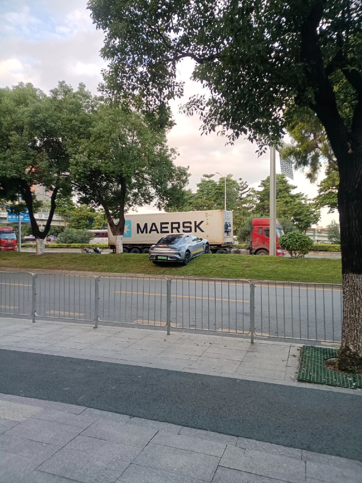 这里好像不能停车啊​​​