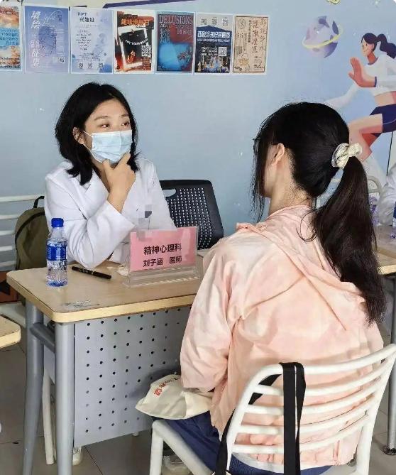 31岁的刘子涵，曾经在珠海三甲医院担任精神科医生，还同步在做博士后研究。如今扎根