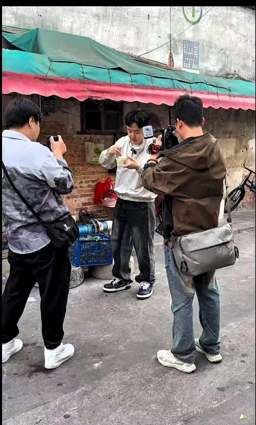 看完刘雨鑫摄影师团队幕后照，才懂网红探店根本不轻松，才发现我们看到的光鲜内容，背