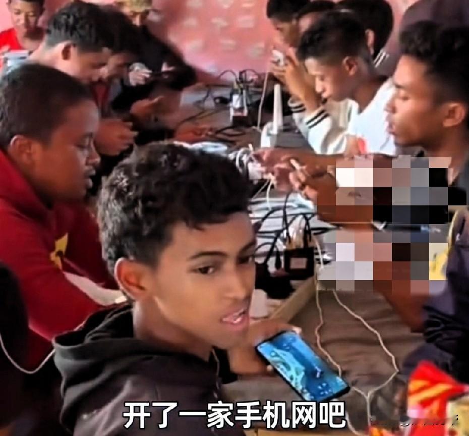 “这头脑简直无敌了！”据悉，一位中国大哥跑到非洲，马达加斯加，去开手机网吧，桌