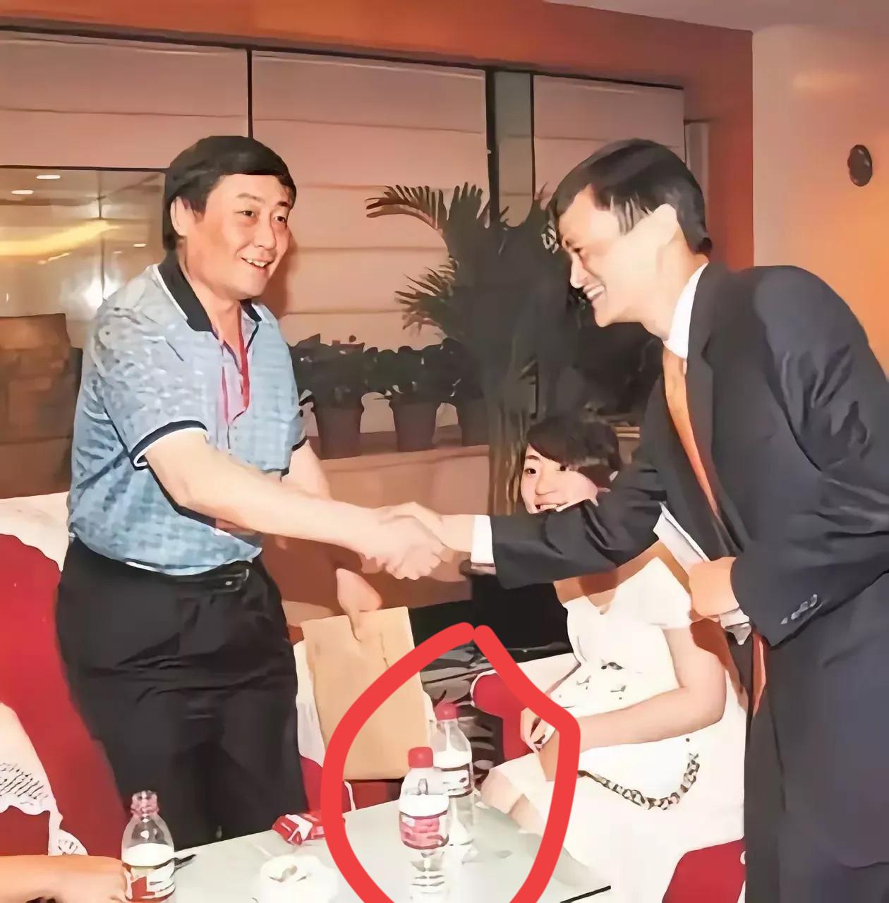 宗庆后和马云会面，他们喝的是什么品牌的矿泉水啊