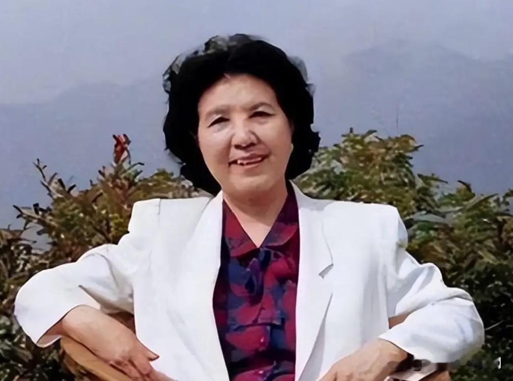 她是新中国成立以来首位女性省委书记。52岁任江西省委常委、组织部部长，55岁任江