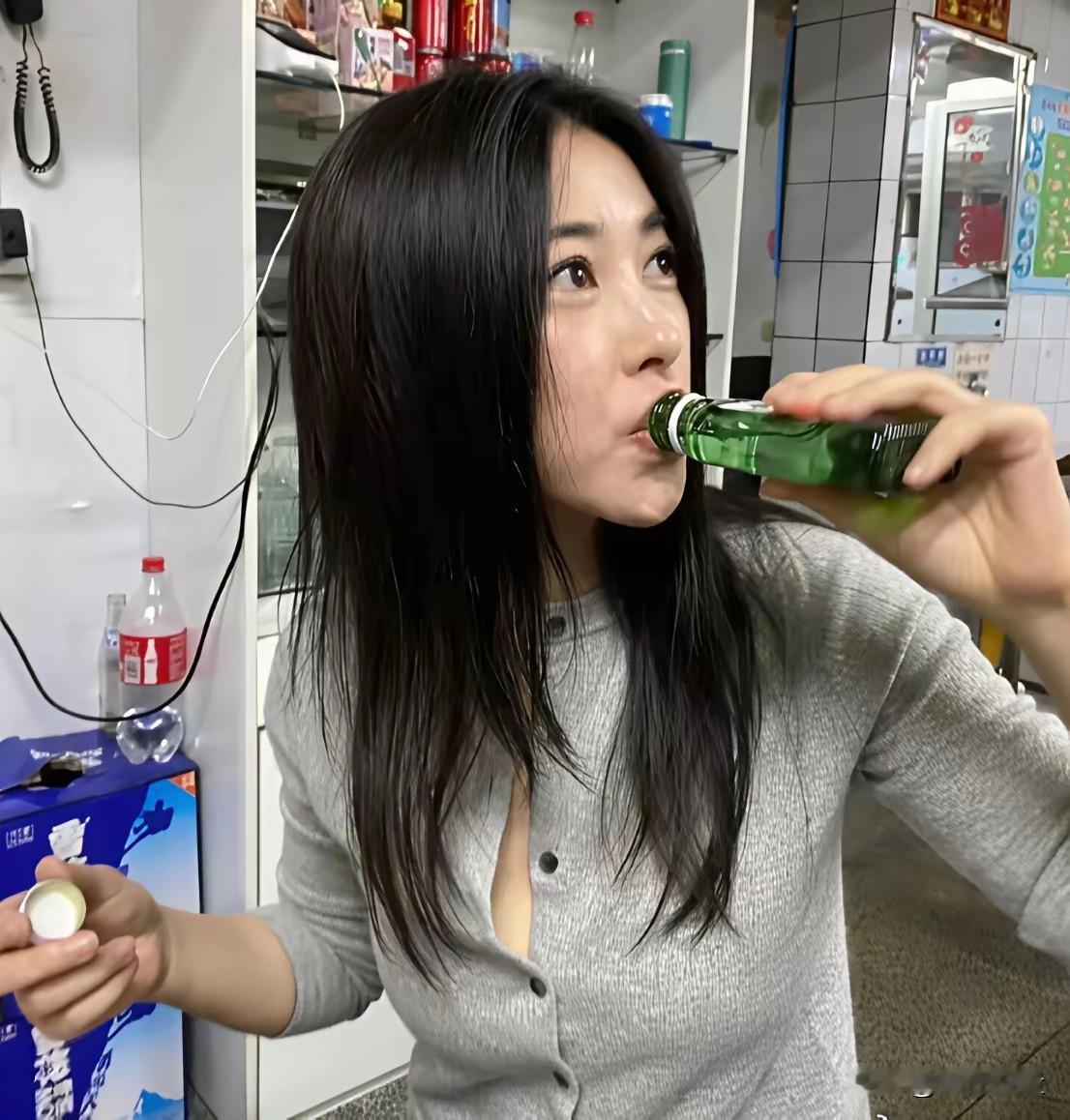 听闻朱珠曾在杀青宴上“一杯闷”，把男演员喝趴，喝酒是真性情