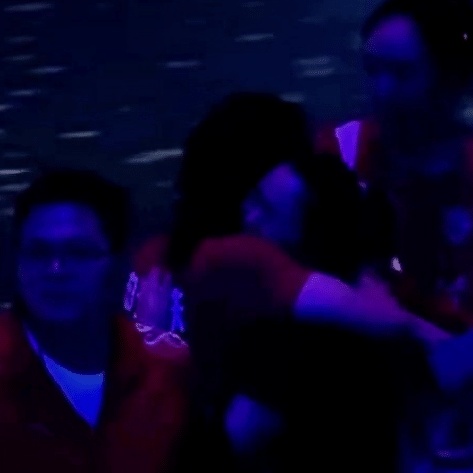 倪非凡躲在角落里哭得特别凶[哭哭][哭哭]昨天江苏女排夺冠后，哭的最狠的一个是刁