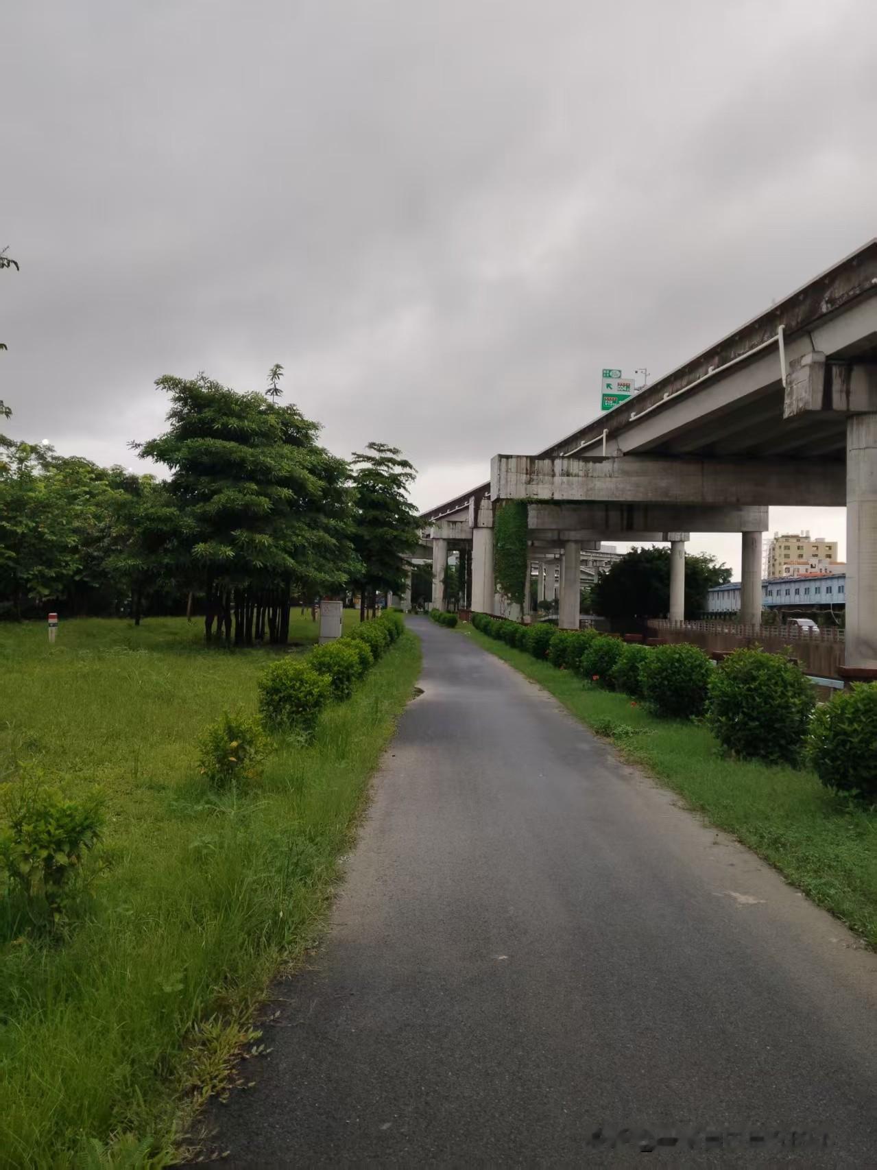 很多人觉得夏天天气热，淋一场雨很凉快，其实非常不建议。三伏天的雨水温度低、