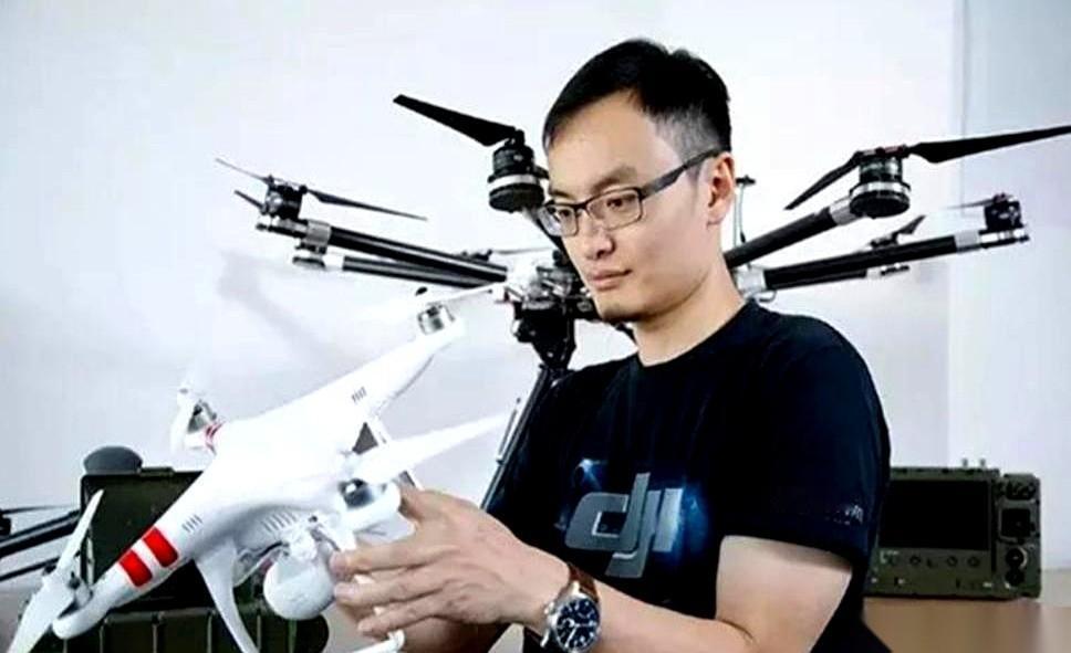 消失整整十年的大疆掌门人汪涛，终于露面了。没聊梦想，也没谈估值。他坐在镜头前一