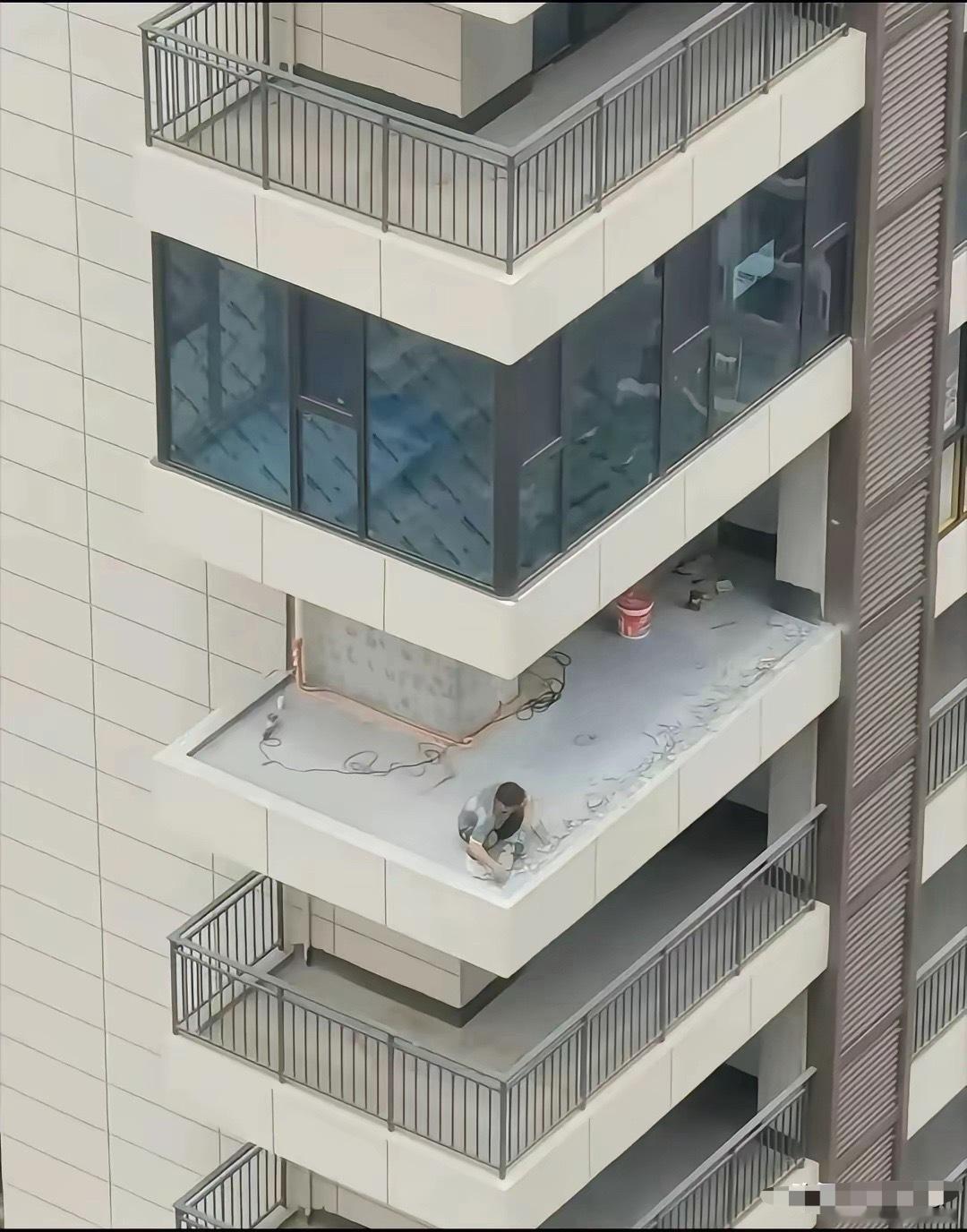 这个开发商为何不直接封了窗物业就允许这样