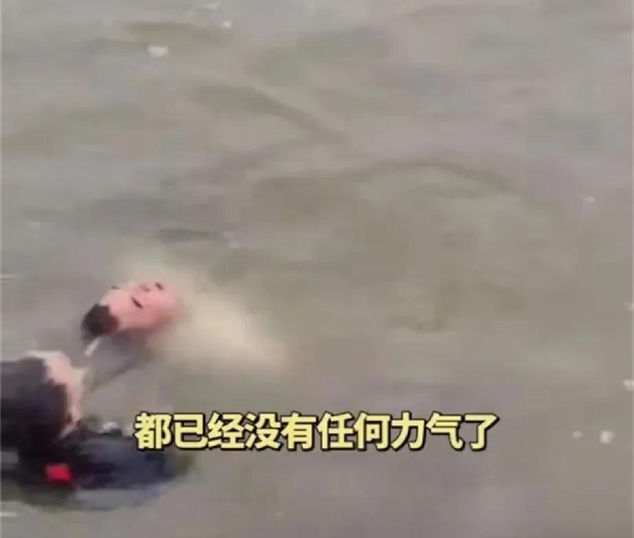 “再救人你就没命了！”儿子流泪给母亲磕了个头又跳进水里，最后耗尽了所有力气！6