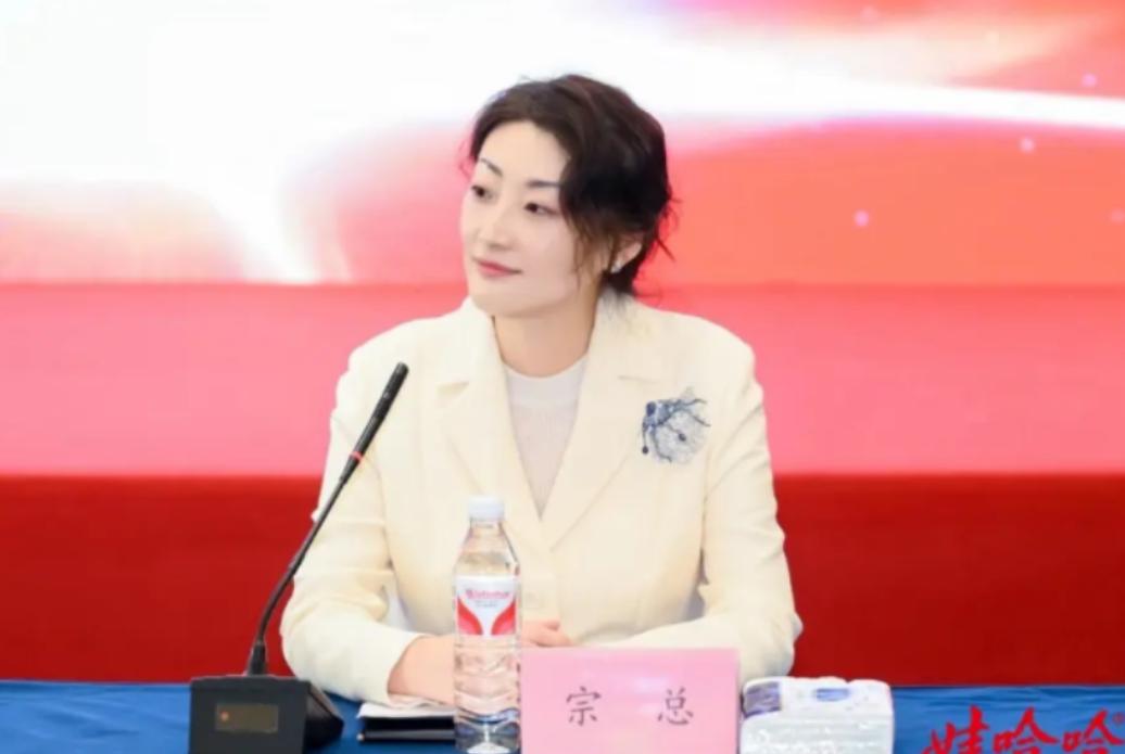 杜建英如今这么尴尬，说穿了就是宗庆后高估了自身在宗馥莉心中的地位了，自认父女情重