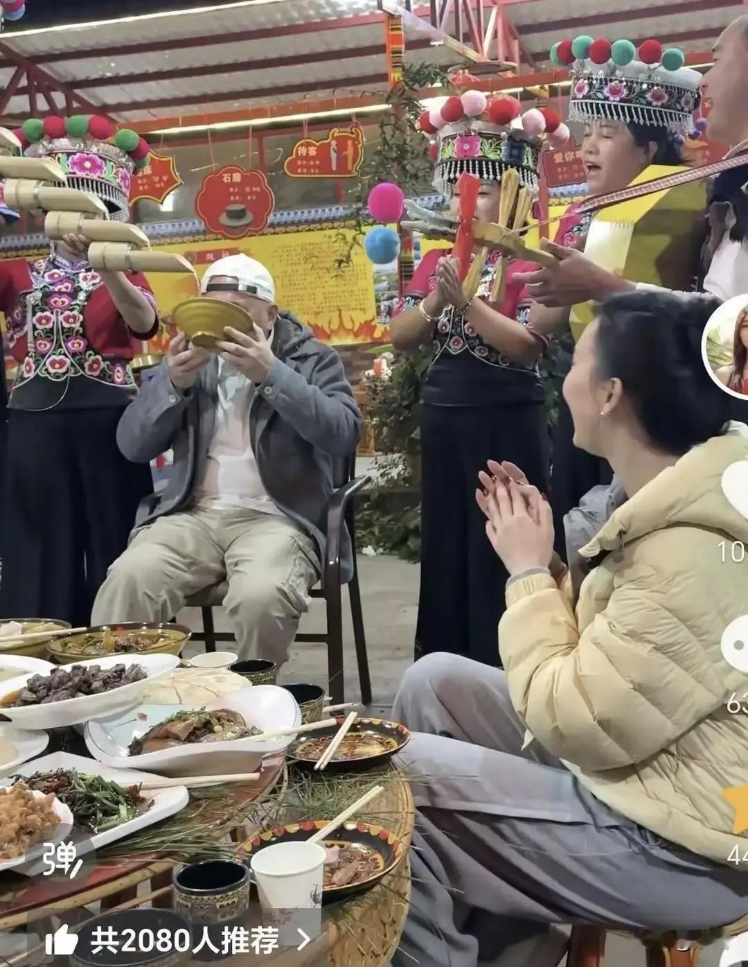 胡静陪老公回老家过年，被拍到在村口小卖部买鞭炮，穿着羽绒服跟老板娘砍价，砍到五块