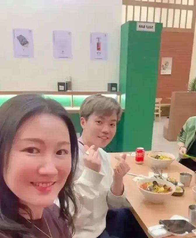 国家队里最近有个挺有意思的事，杜凯琹居然想把自己的亲哥介绍给王艺迪。你别说，这话