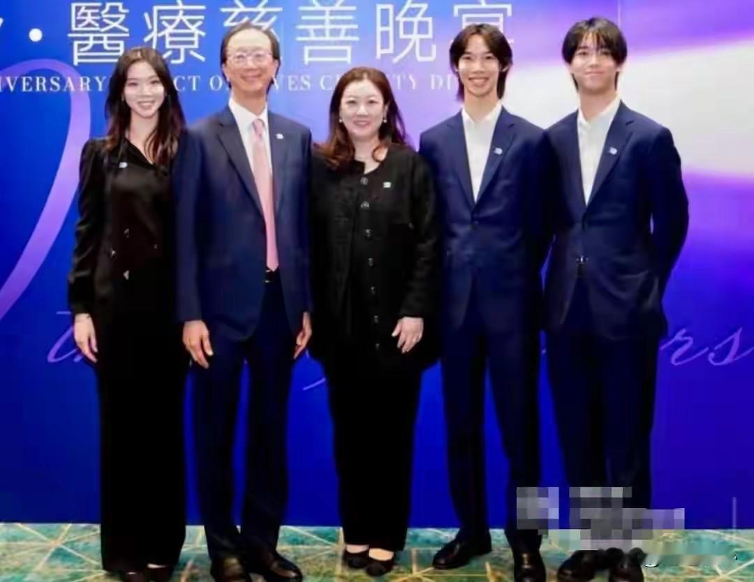 同样都是有钱老登，同样都是老夫少妻，王石看起来有点惨兮兮的而梁锦松却幸福满满？答