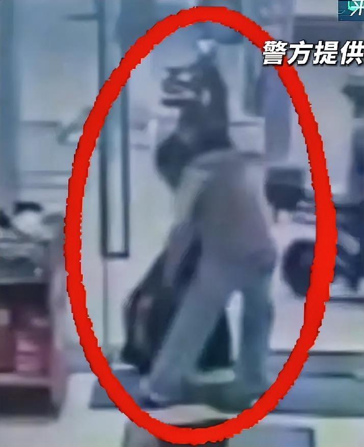 “人怎么能这么胡闹”！浙江宁波，一女子正忙工作，突然接到一位老人的传单，之后瞬间