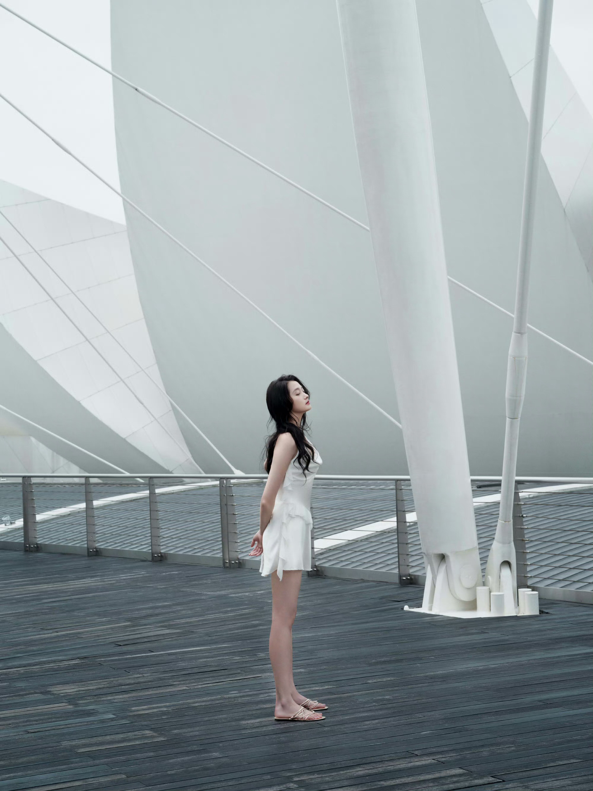 完全完全腿精来的根本不挑角度坐or站都挡不住的超绝比例！关晓彤比例没有拉腿