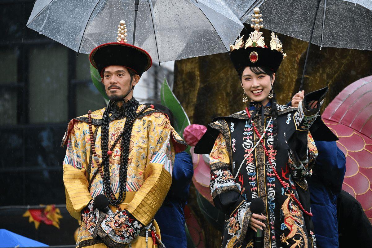 日本前国脚在长崎唐人街穿清朝龙袍庆祝春节。为什么不扮演日本天皇？因为日本已经不