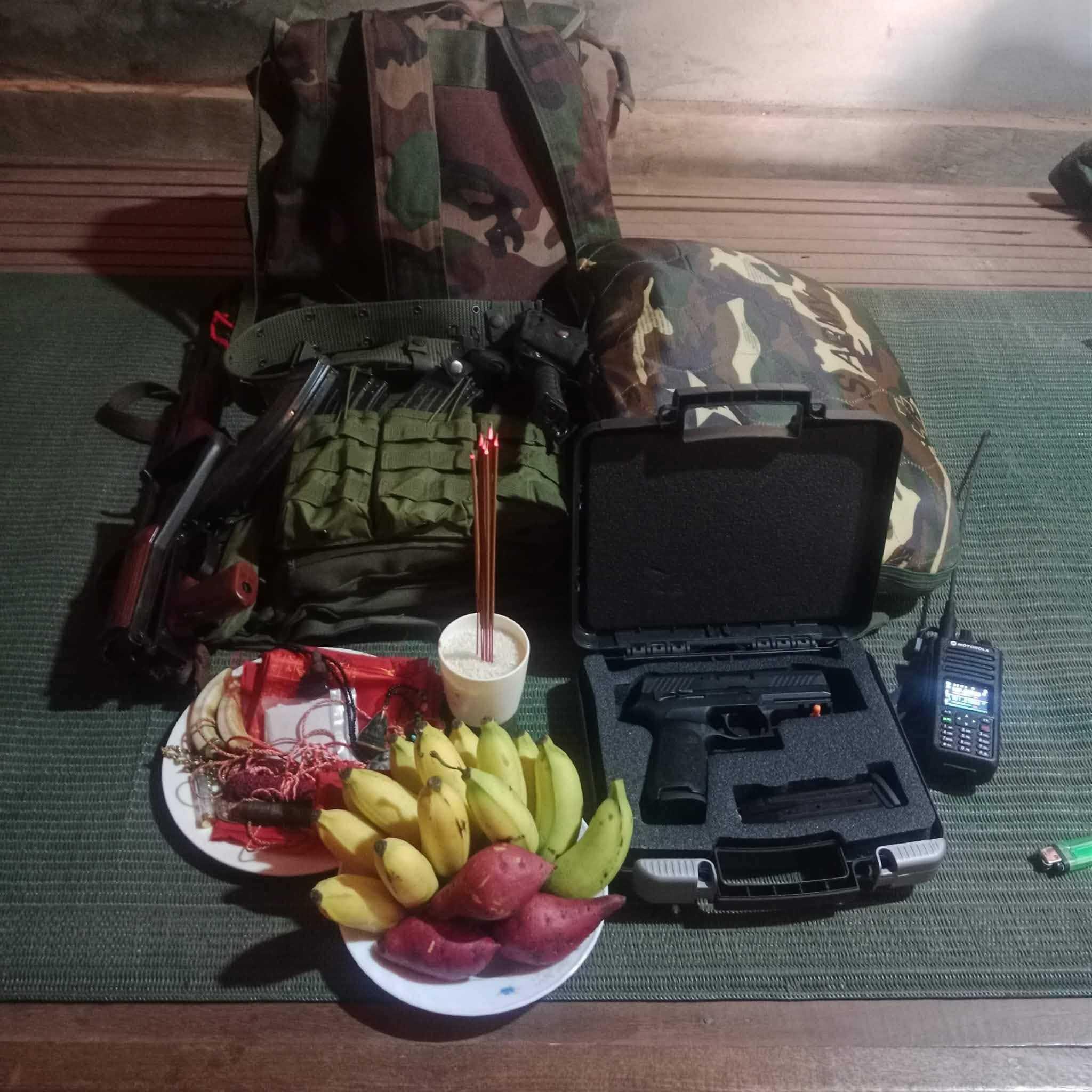 泰柬冲突一名柬埔寨王家军士兵，在开赴泰柬边境增援阵地前祈祷。照片里除士兵全套装