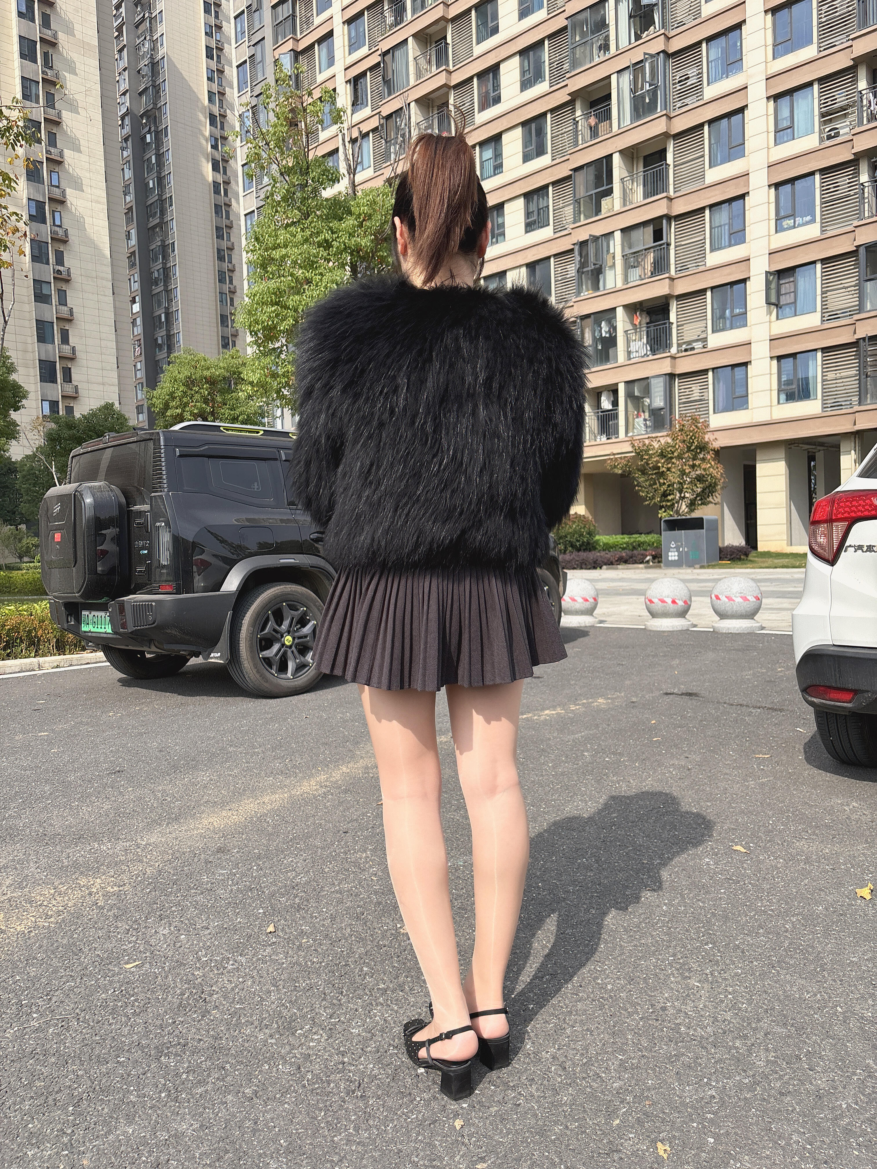黑狐毛外套一整个显贵buff叠满！百褶短裙+透肤袜刚好中和厚重感，钻饰凉鞋把精致
