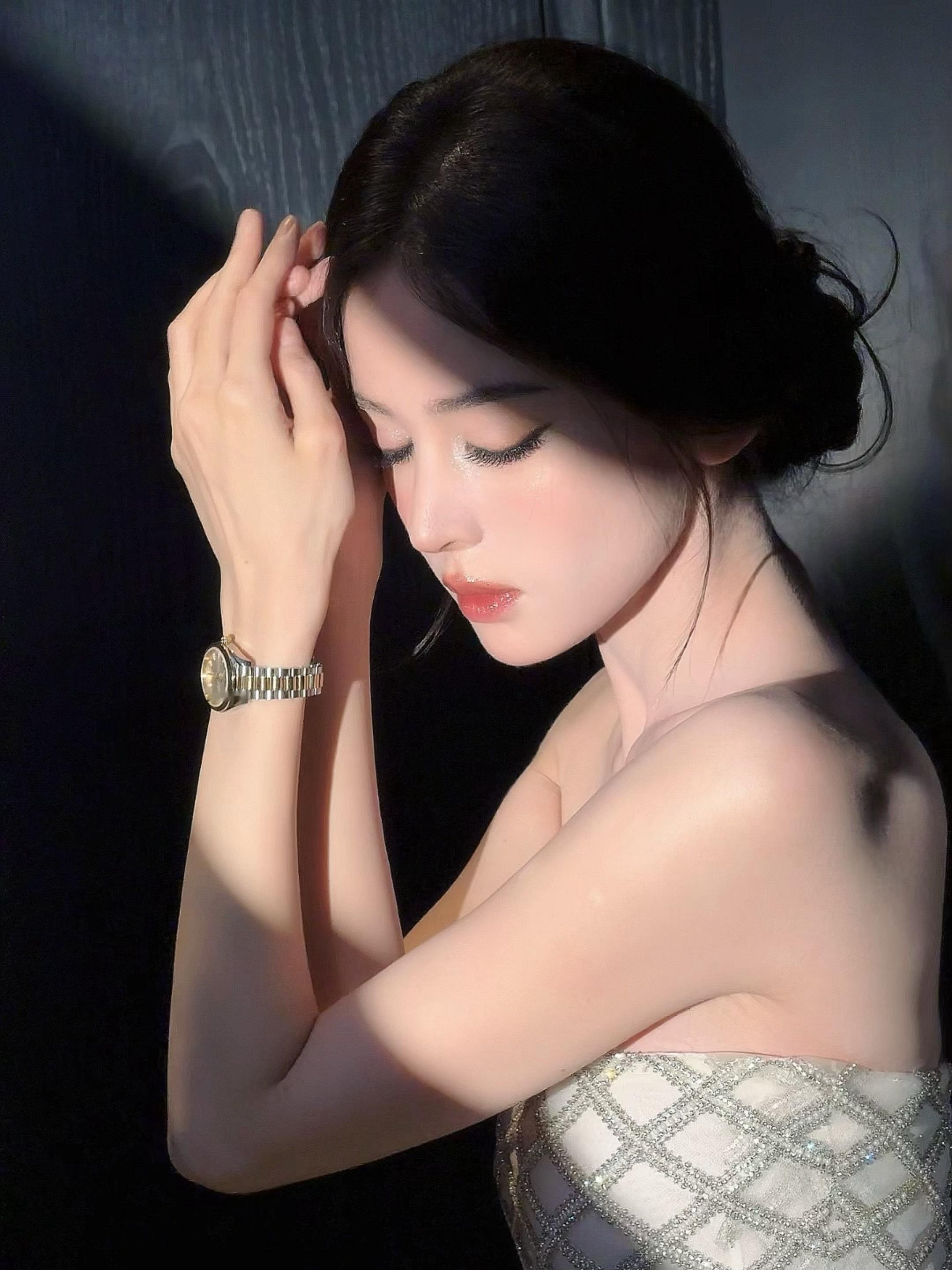 娜扎作为Omega名人大使亮相品牌成都活动，带来刚刚发布不久的JuanaMar