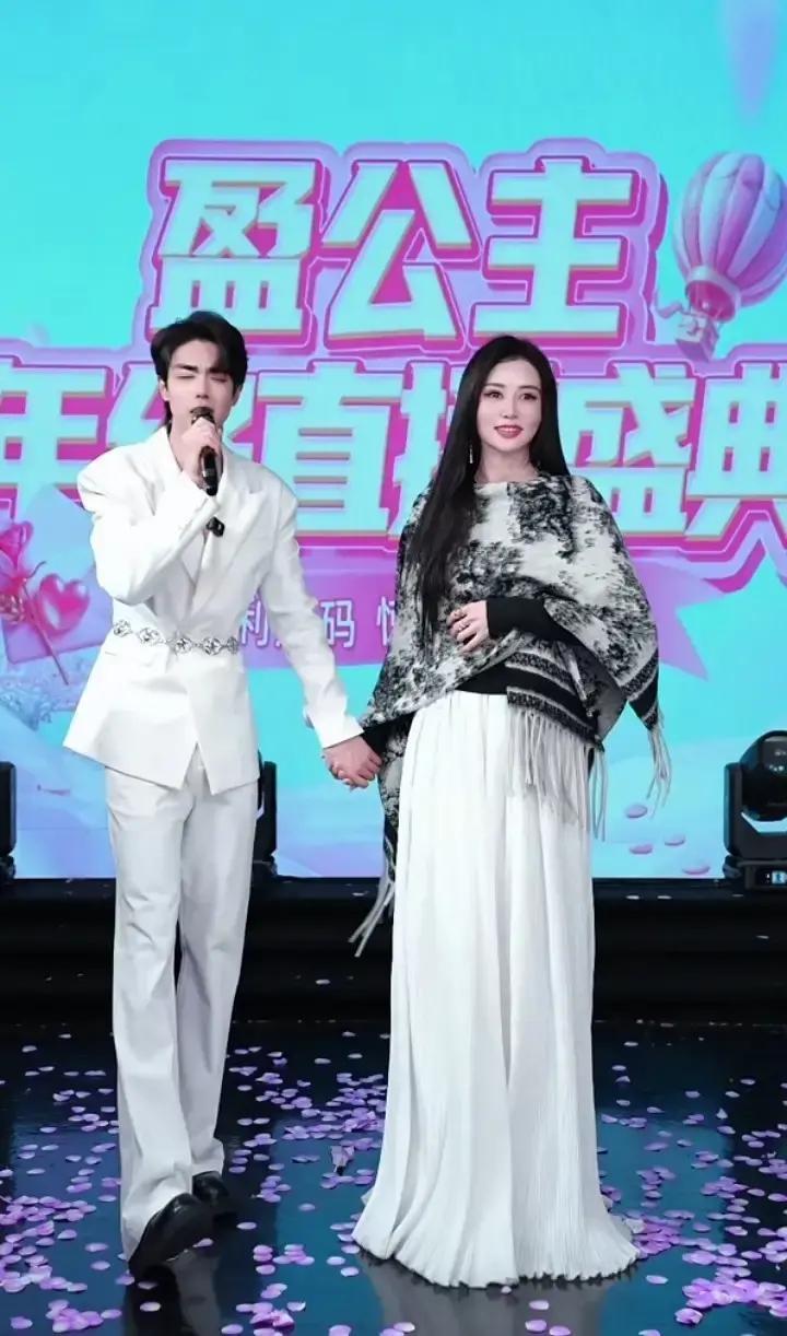 她提着裙摆冲下台阶时，侍卫的刀鞘撞响了石柱。纳迪尔扔了琴，接住的是一个王朝