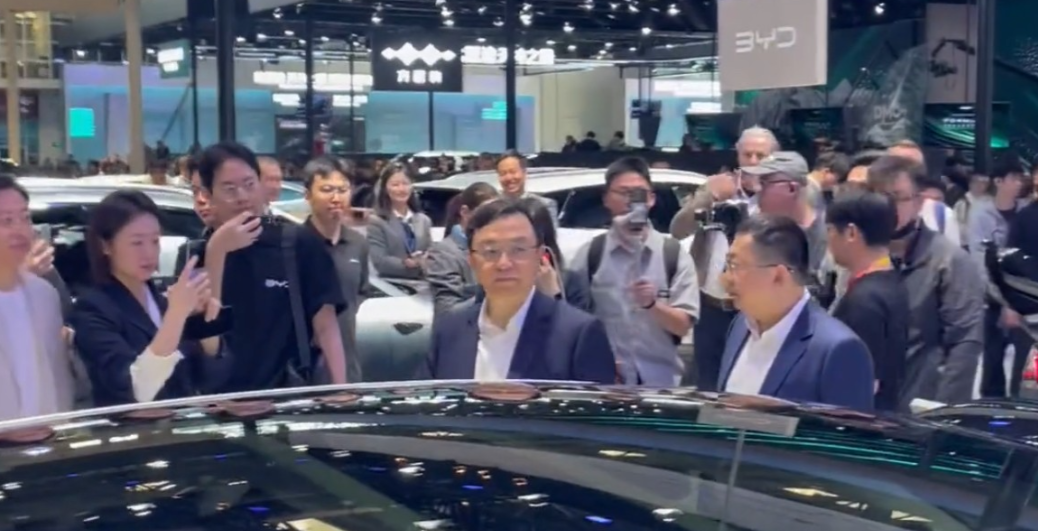 今天北京车展，比亚迪王传福现场放话：“中国车企不是要卷价格，是要卷技术，要让全球