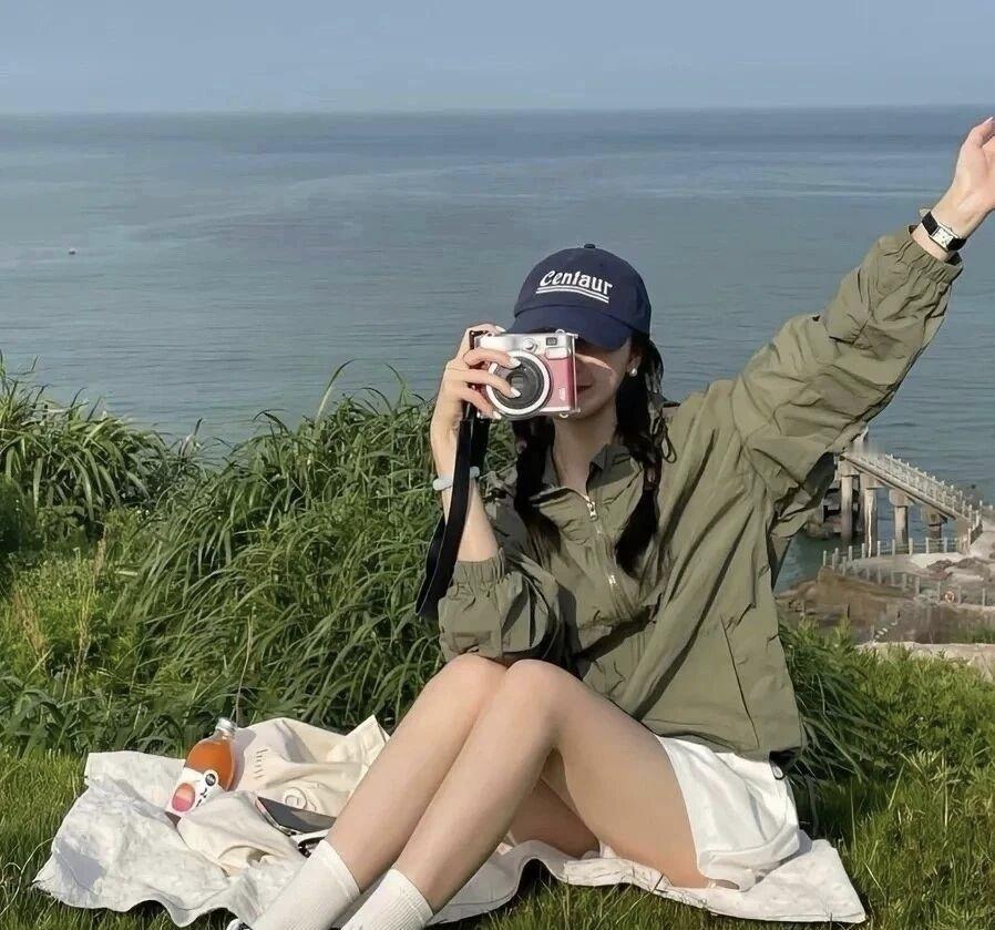 海风把烦恼都吹走啦，在海边的草坪上，用相机定格住这份自由与惬意～