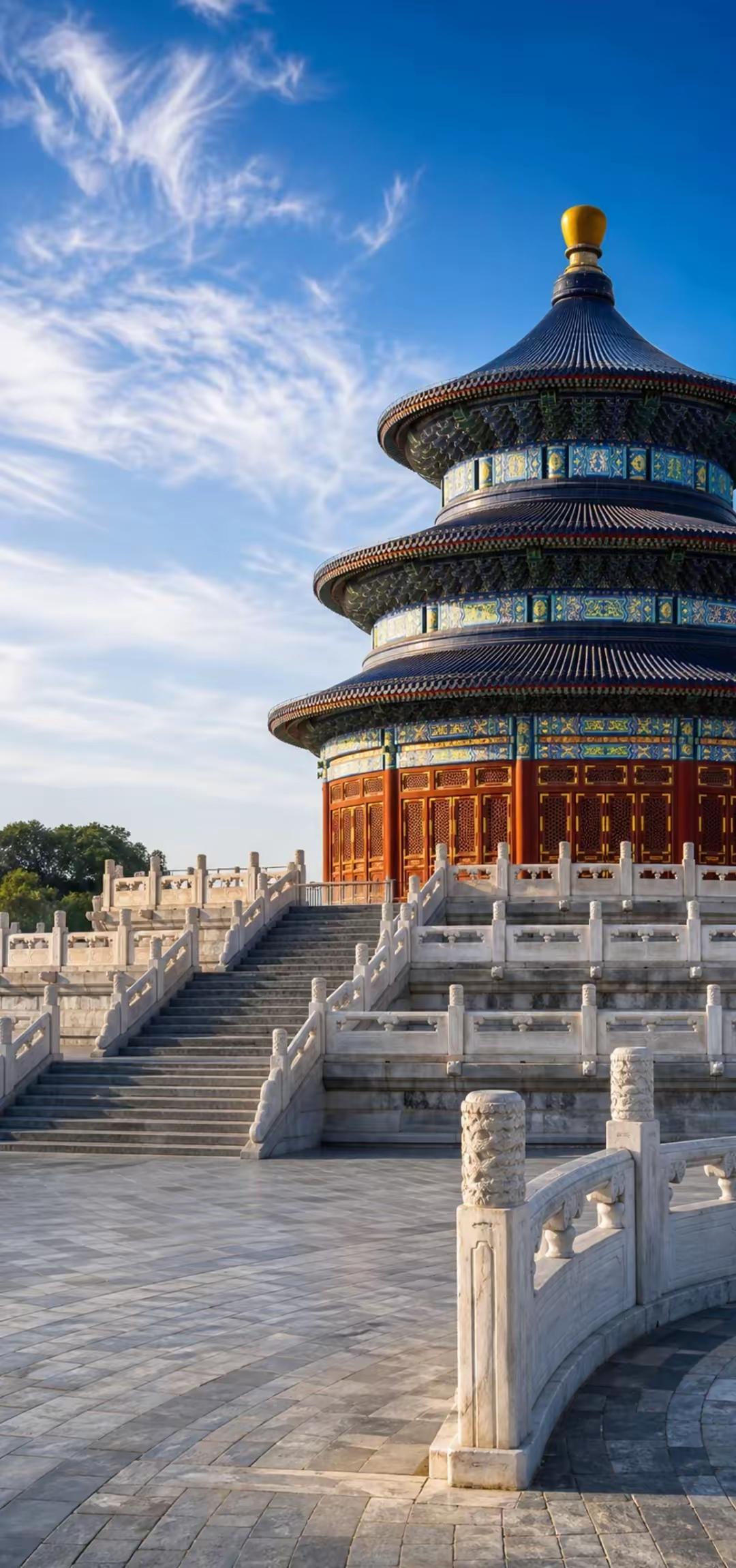 手机壁纸～蓝天映古建，圜丘望流云，赴一场跨越岁月的天坛之约。古建承载着华夏独有的
