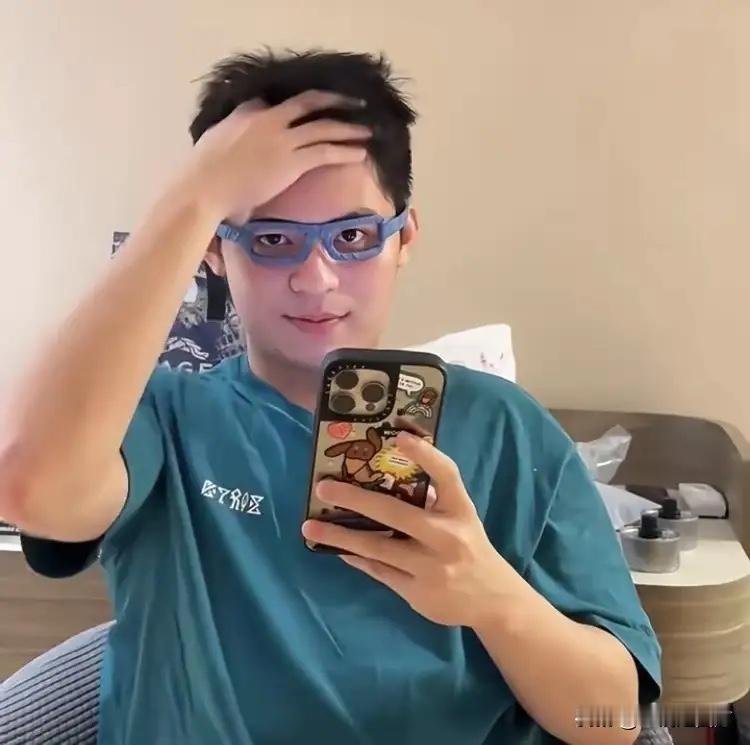 林诗栋烫头了：结果过头了哈哈大家发觉了吗？林诗栋出发多哈前，特别去烫了个头